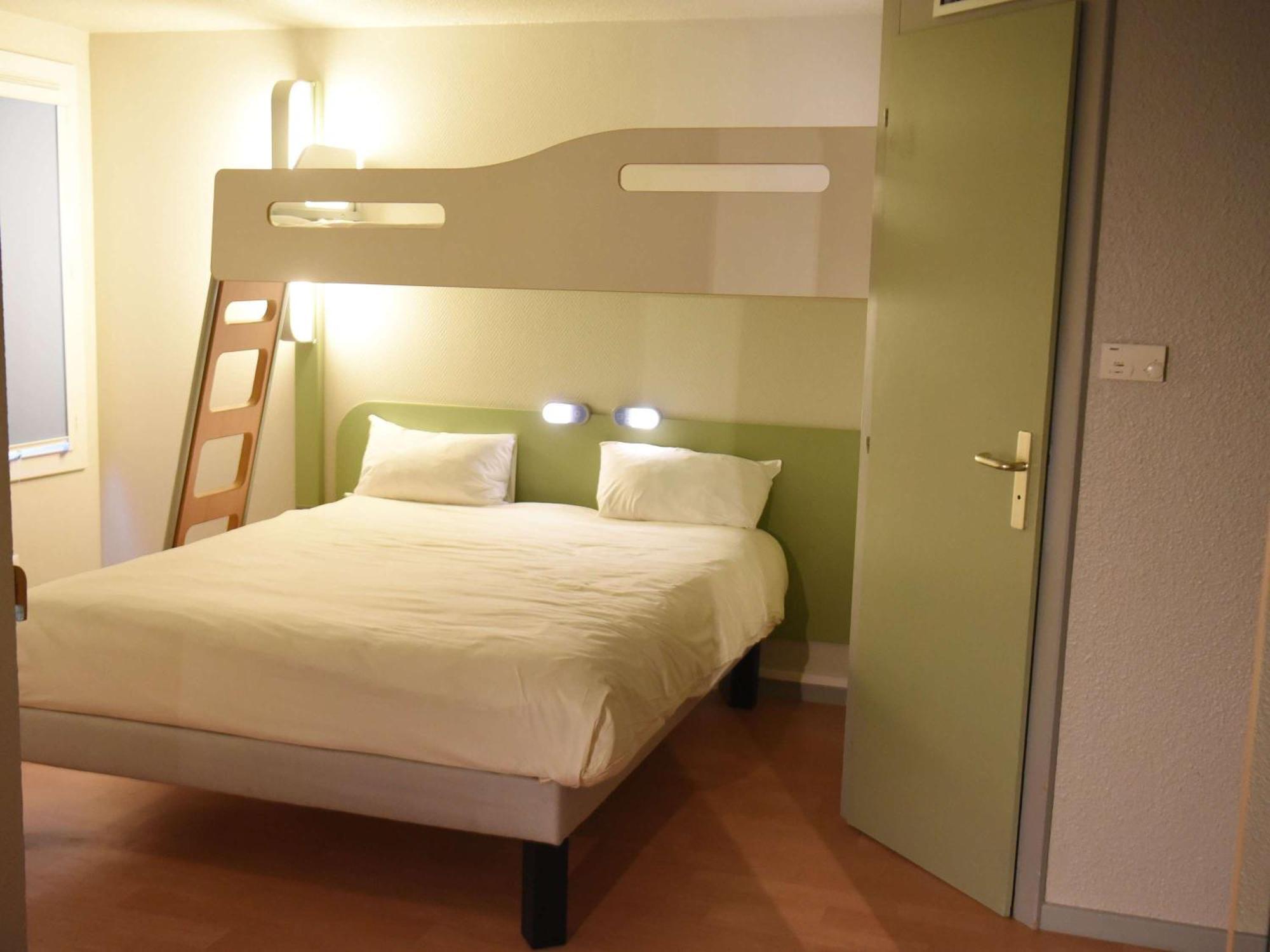 Hotel Ibis Budget Laval Bonchamp Les Laval Exterior foto