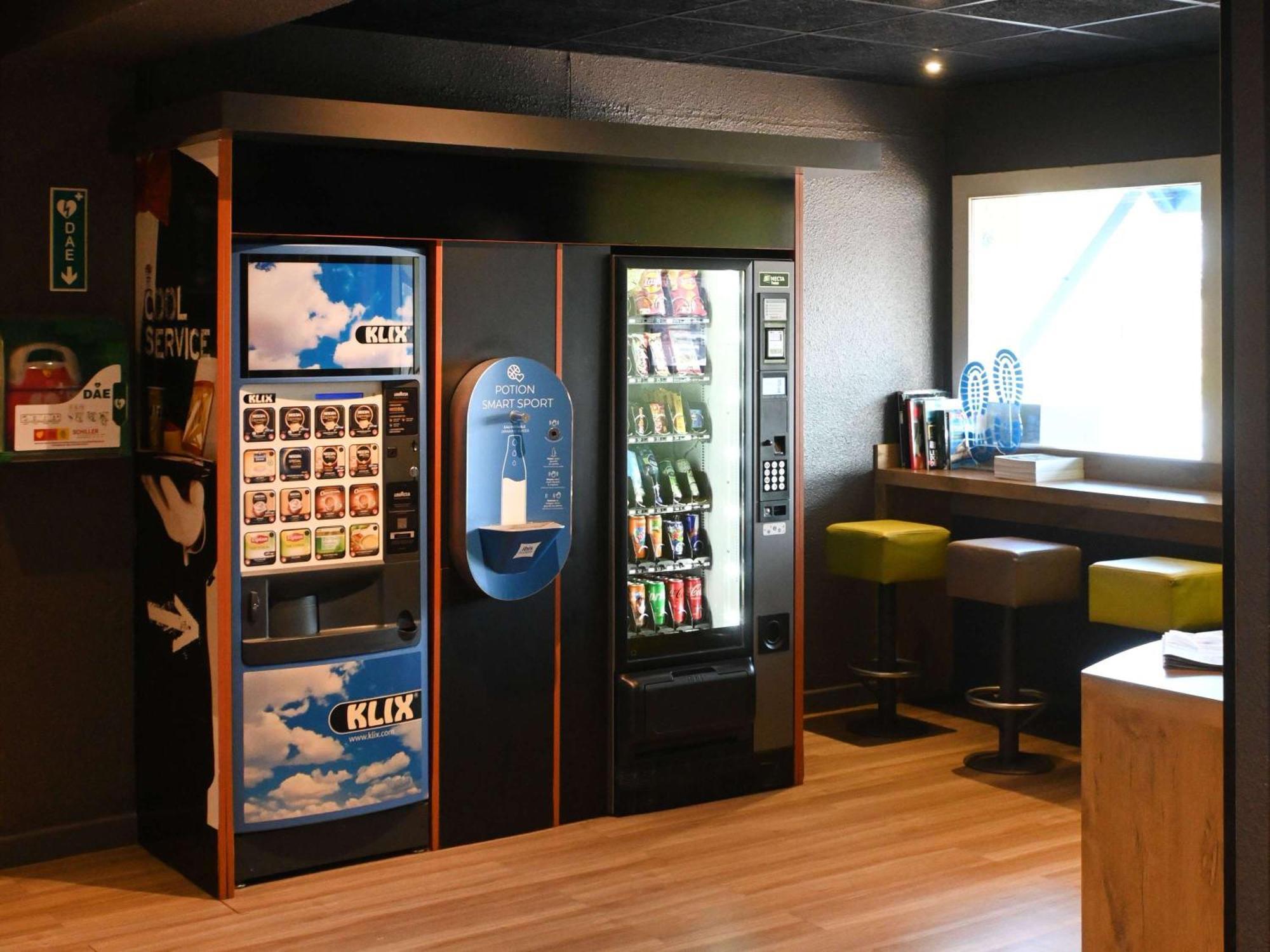 Hotel Ibis Budget Laval Bonchamp Les Laval Exterior foto