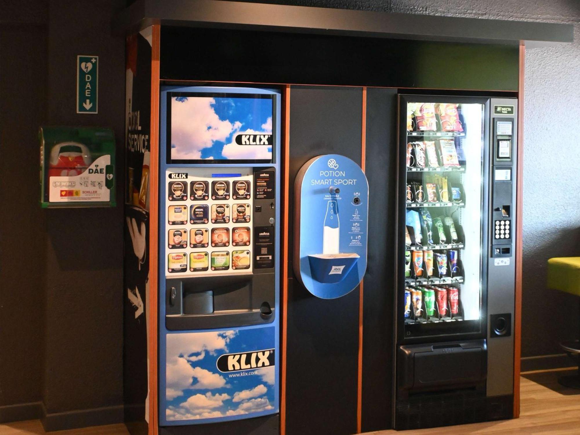 Hotel Ibis Budget Laval Bonchamp Les Laval Exterior foto