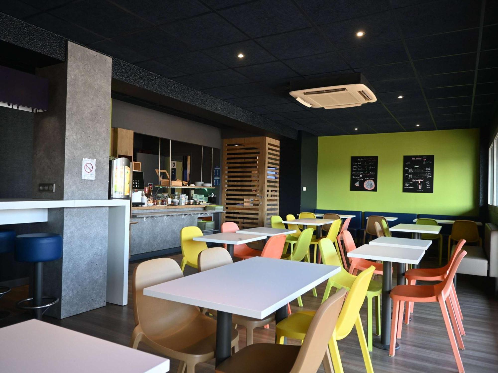 Hotel Ibis Budget Laval Bonchamp Les Laval Exterior foto