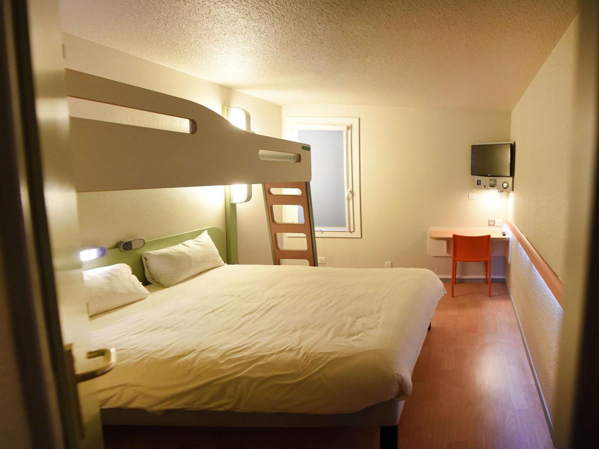 Hotel Ibis Budget Laval Bonchamp Les Laval Exterior foto