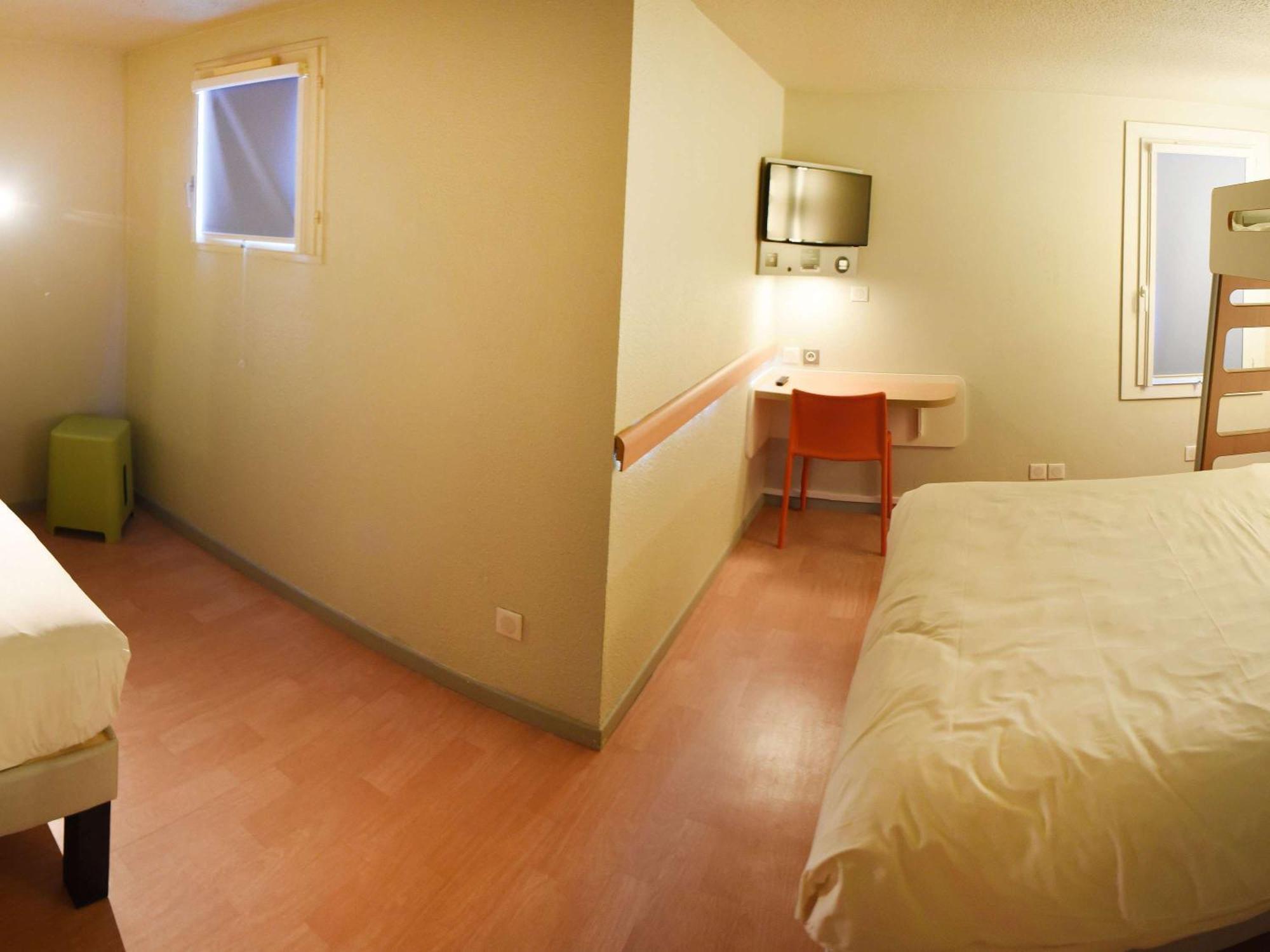 Hotel Ibis Budget Laval Bonchamp Les Laval Exterior foto