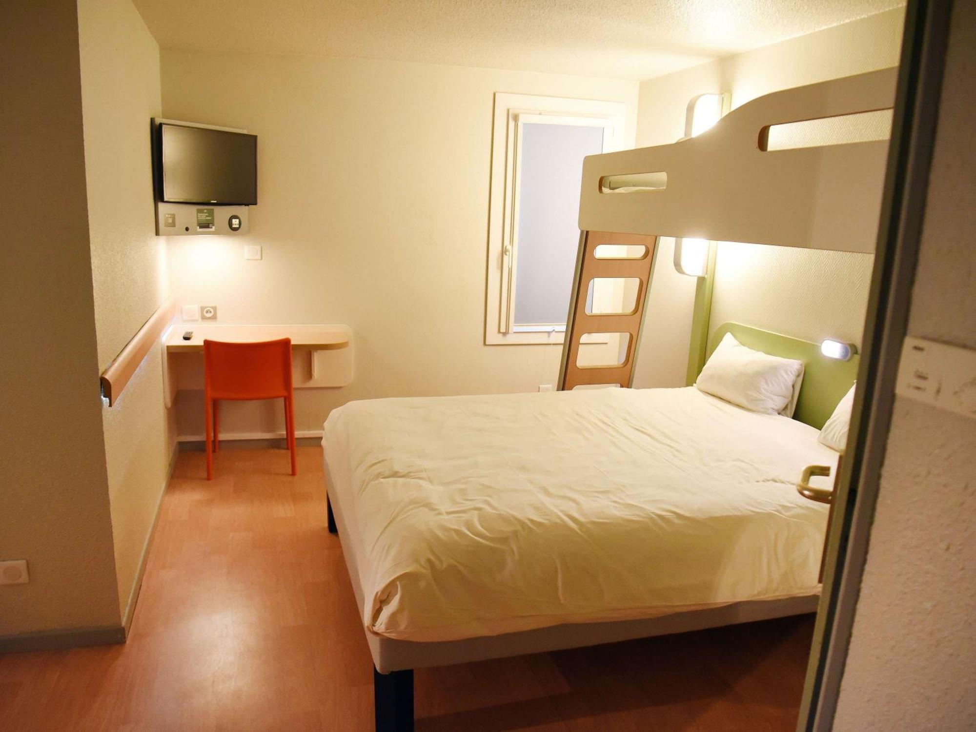 Hotel Ibis Budget Laval Bonchamp Les Laval Exterior foto