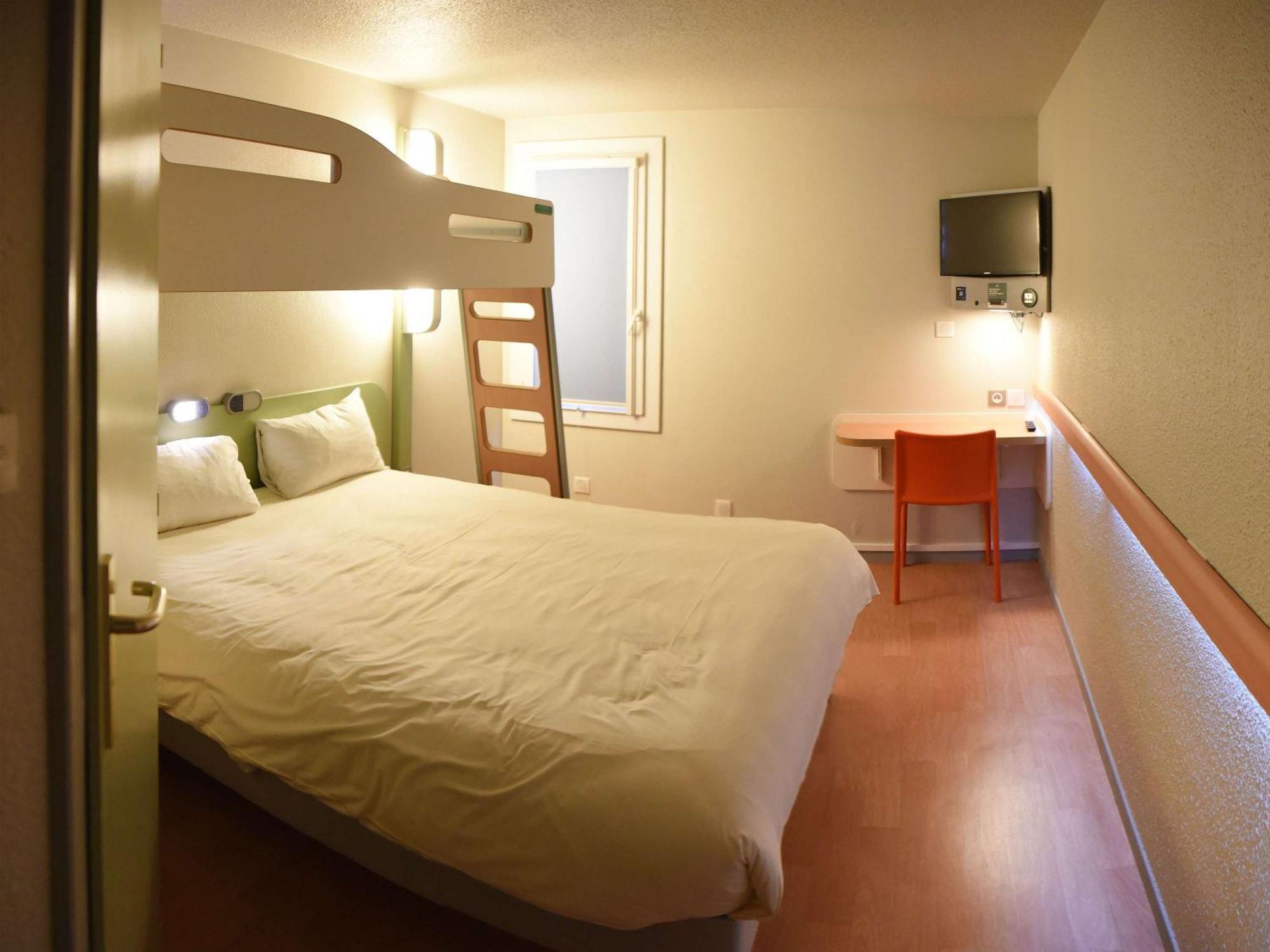 Hotel Ibis Budget Laval Bonchamp Les Laval Exterior foto