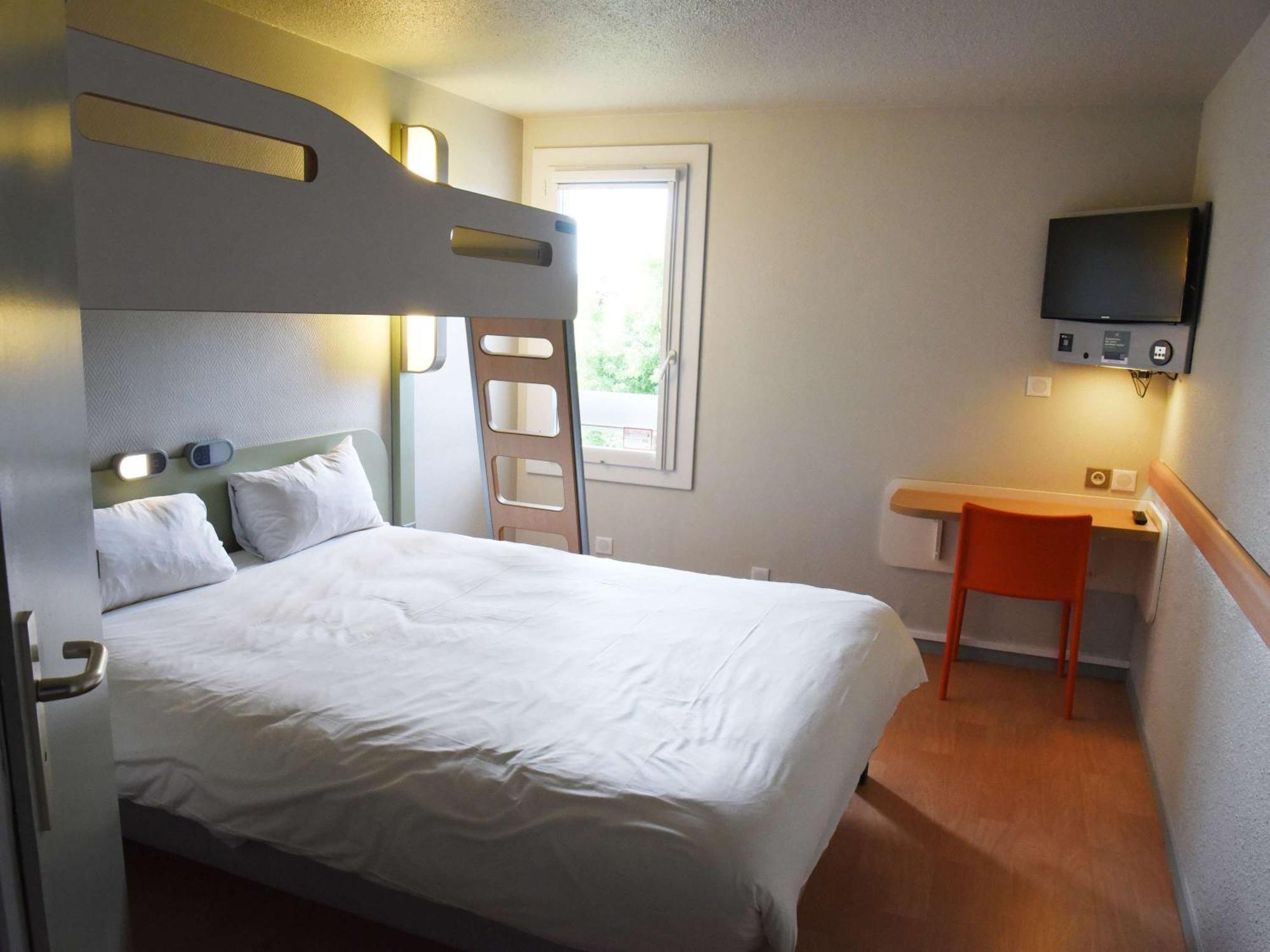 Hotel Ibis Budget Laval Bonchamp Les Laval Exterior foto