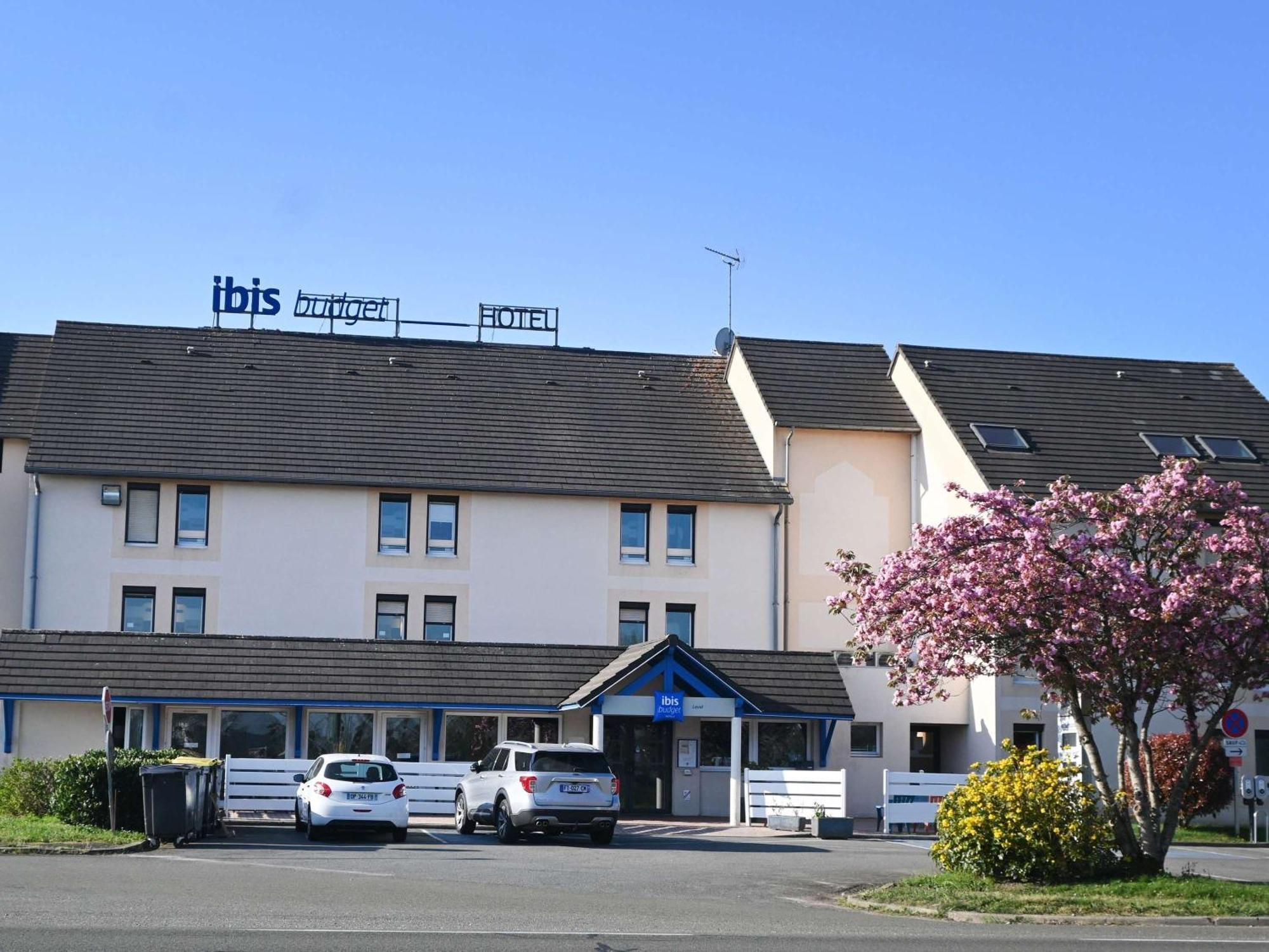 Hotel Ibis Budget Laval Bonchamp Les Laval Exterior foto