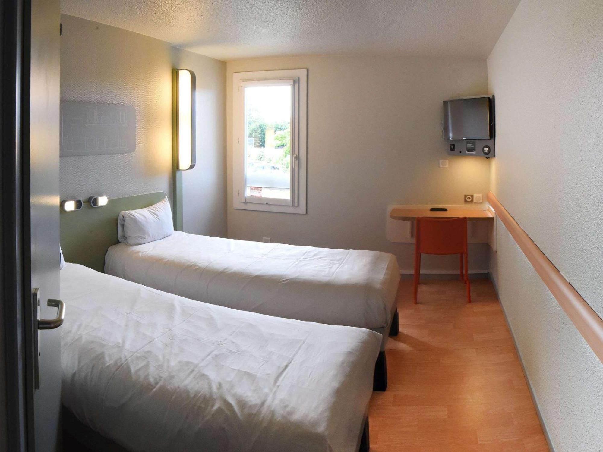 Hotel Ibis Budget Laval Bonchamp Les Laval Exterior foto