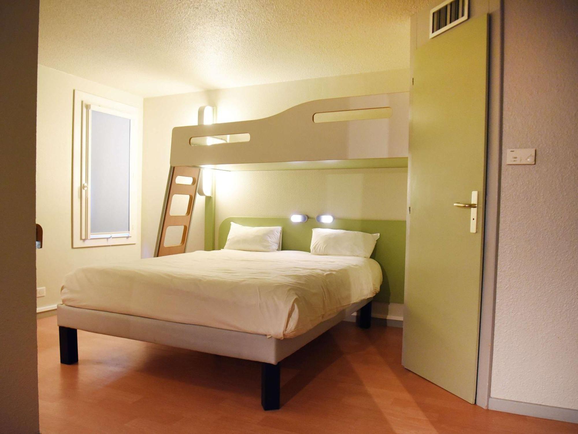 Hotel Ibis Budget Laval Bonchamp Les Laval Exterior foto