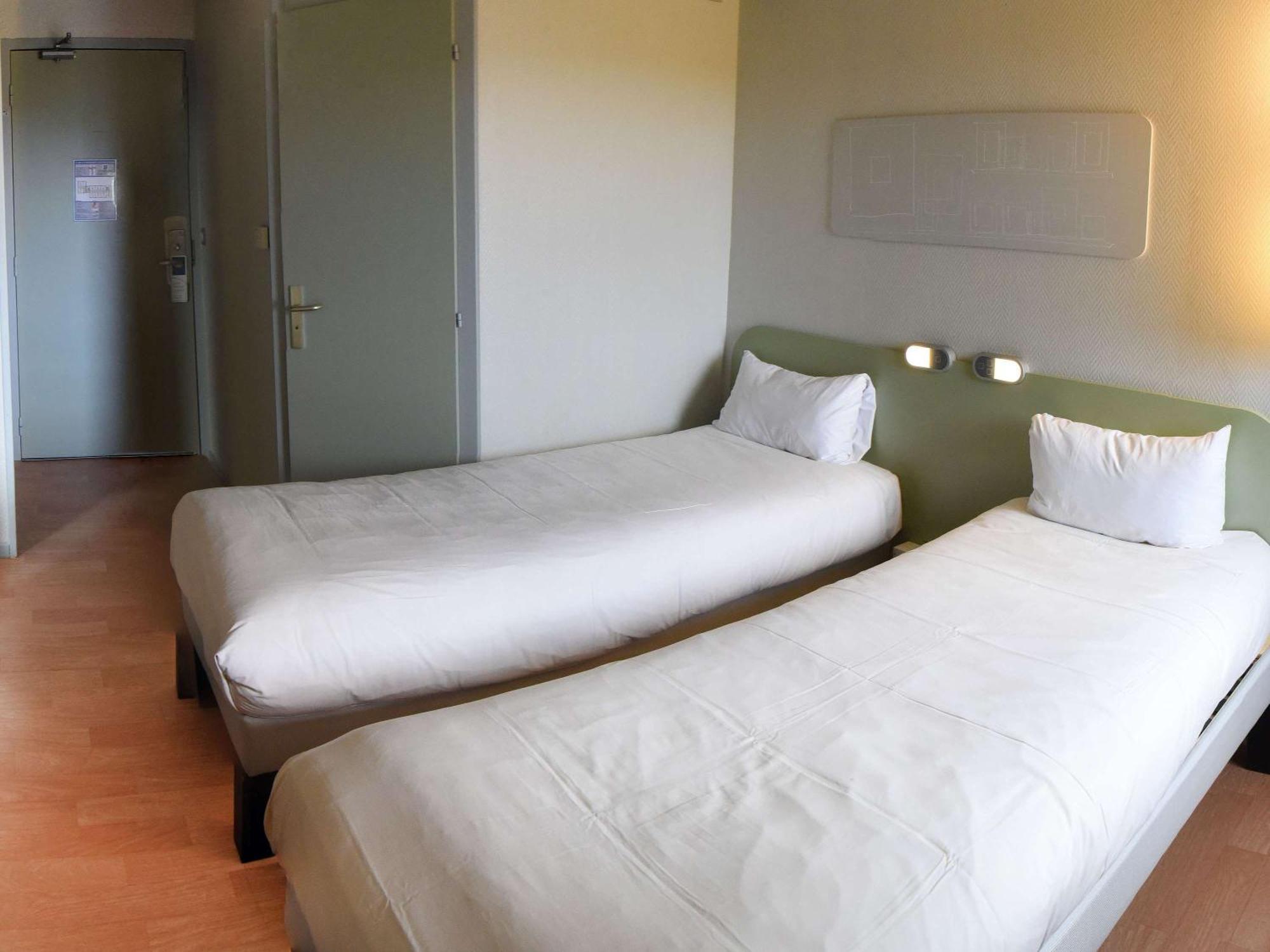 Hotel Ibis Budget Laval Bonchamp Les Laval Exterior foto