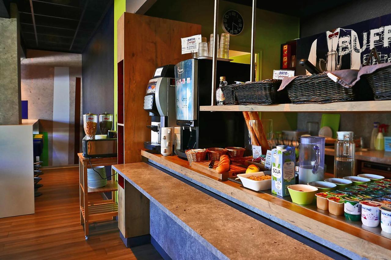 Hotel Ibis Budget Laval Bonchamp Les Laval Exterior foto